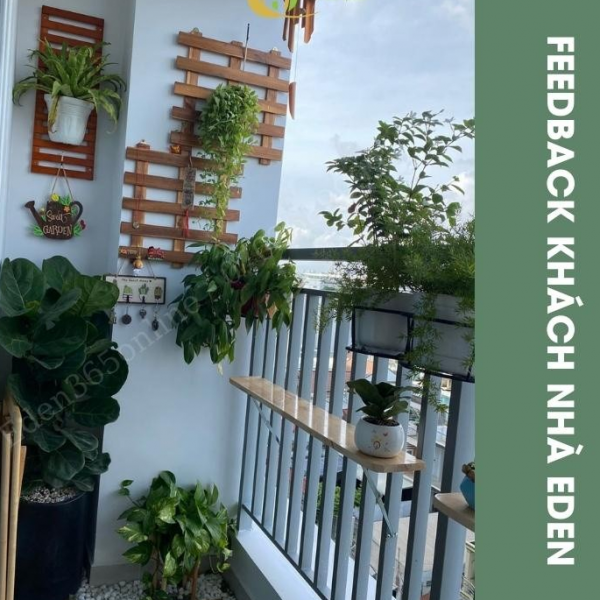 Khung gỗ treo tường trang trí góc ban công thực tế nhà khách hàng