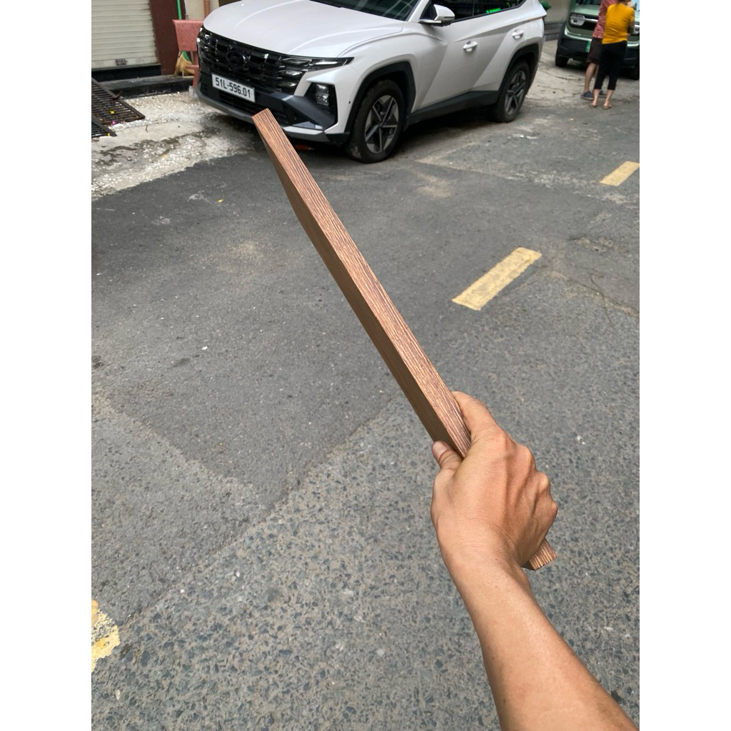 Cạnh bên kệ gỗ treo tường vân sước thể hiện độ dày