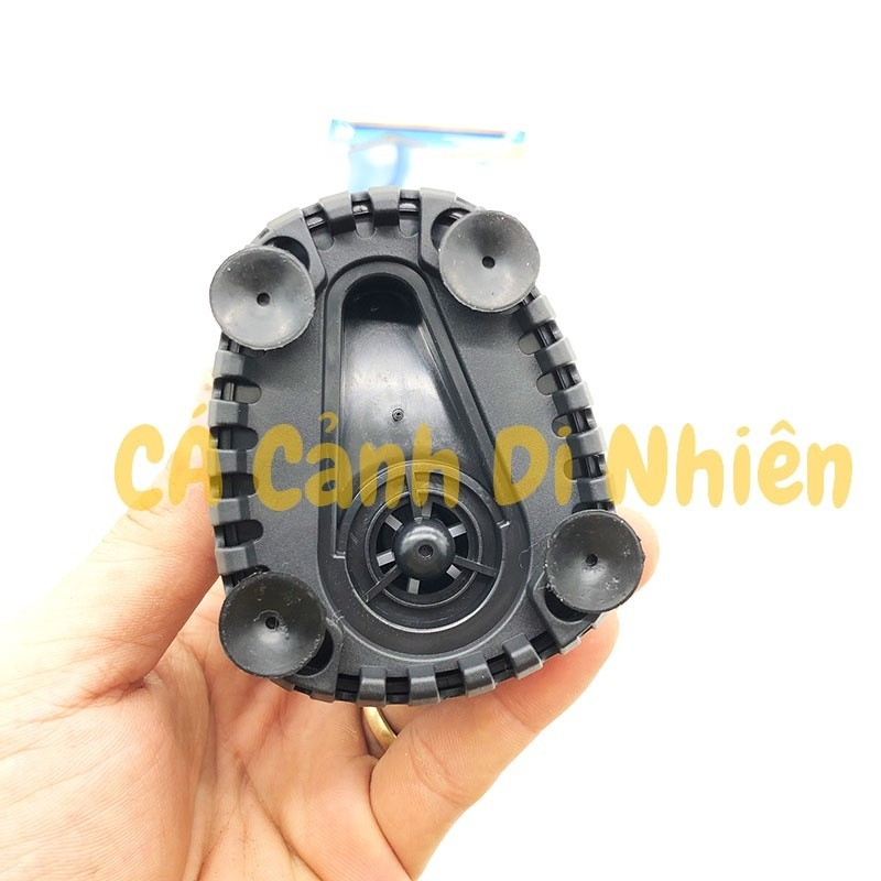Đáy máy bơm SOBO WP-100D với 4 chân hút và khe hút cặn 360 độ