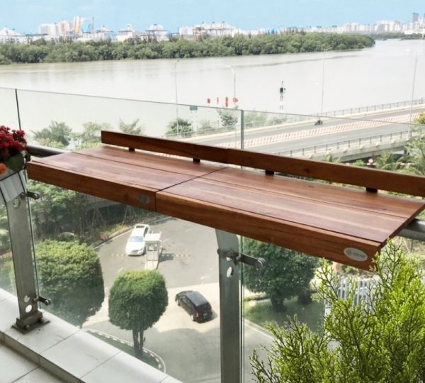 Bàn cài gỗ ban công gỗ tràm lắp trên lan can kính