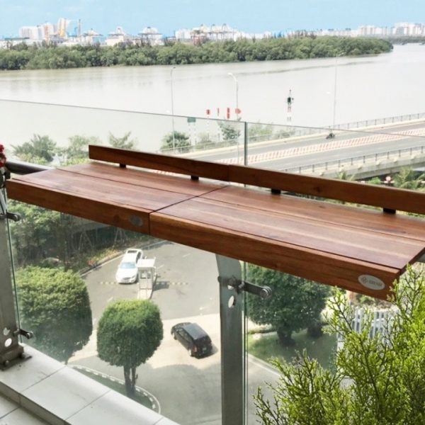 Bàn cài gỗ ban công gỗ tràm lắp trên lan can kính