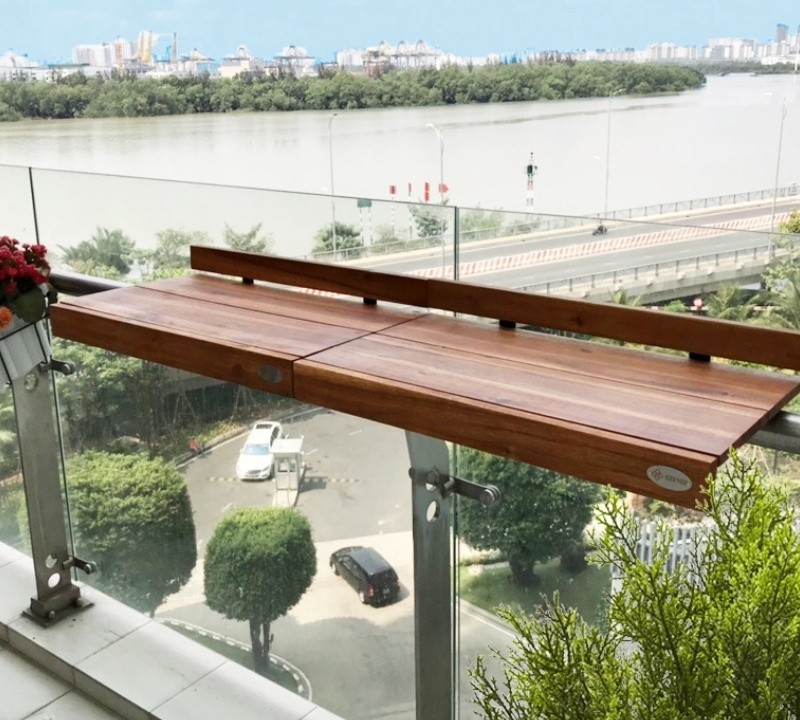 Bàn cài gỗ ban công gỗ tràm lắp trên lan can kính