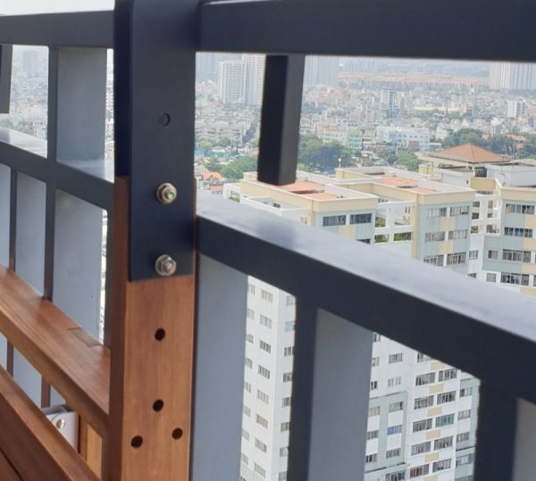 Chi tiết móc treo và khung sắt bàn ban công gỗ tràm chắc chắn