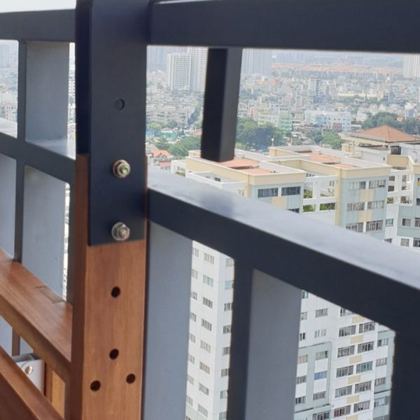 Chi tiết móc treo và khung sắt bàn ban công gỗ tràm chắc chắn