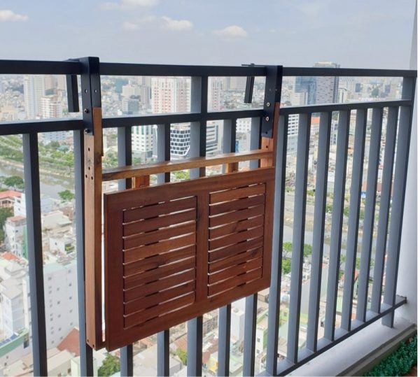 Bàn treo ban công gỗ tràm lắp trên lan can căn hộ chung cư