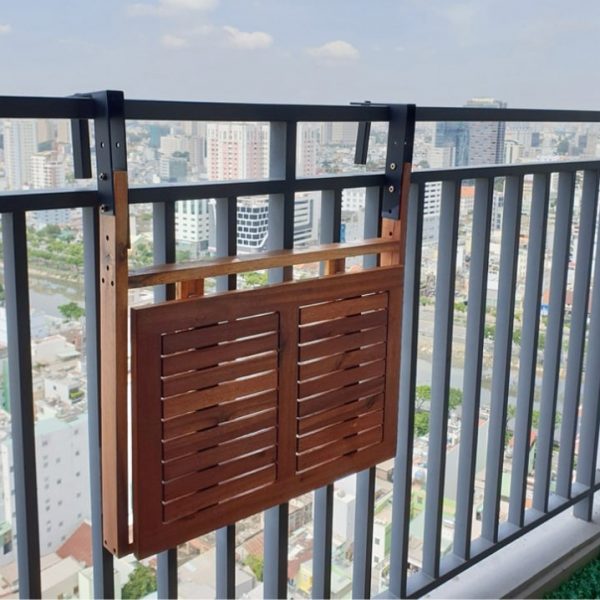 Bàn treo ban công gỗ tràm lắp trên lan can căn hộ chung cư